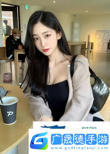 媽媽低著頭在廚房做飯